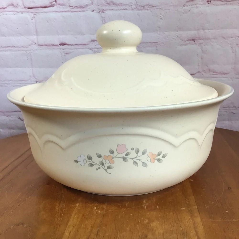 Vintage Pfaltzgraff Remembrance 1.25 Quart Round Covered Casserole Dish